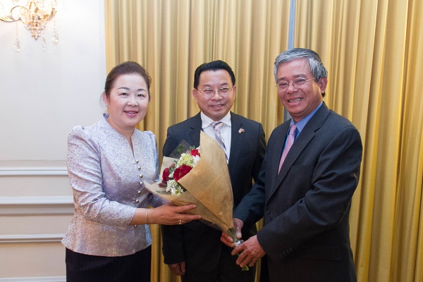 Ambassador Pham Quang Vinh pays New Year visit to Lao embassy | Embassy ...